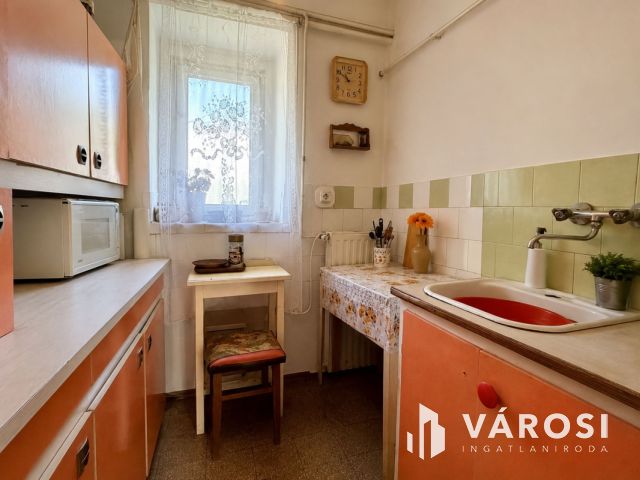 Családi ház Enying központjában, sok lehetőséggel