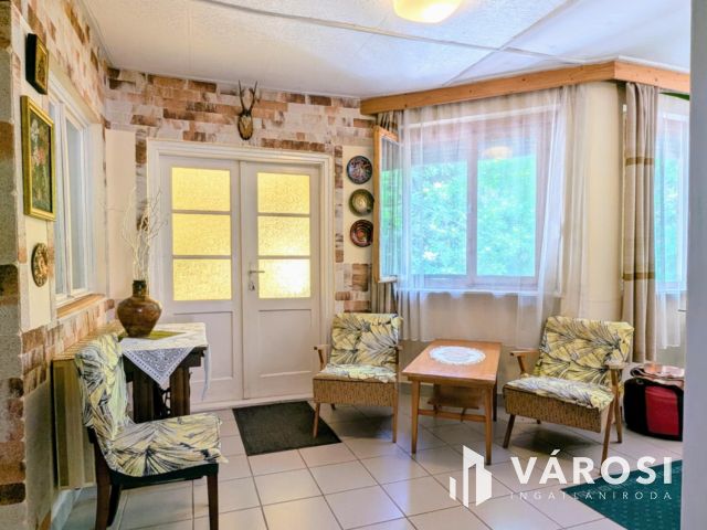 Klasszikus téglaház kedvelt környéken szép kerttel!