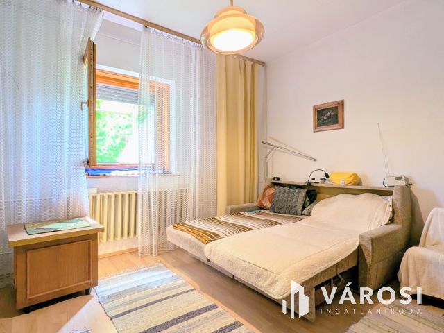 Klasszikus téglaház kedvelt környéken szép kerttel!