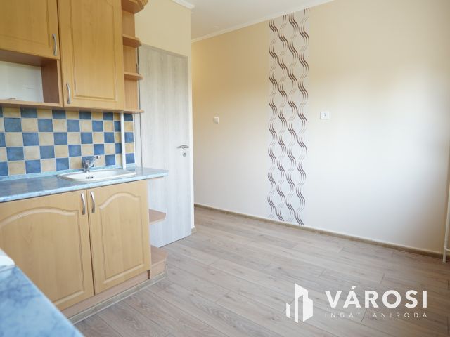 Rózsa utcában kiváló állapotú lakás a harmadikon