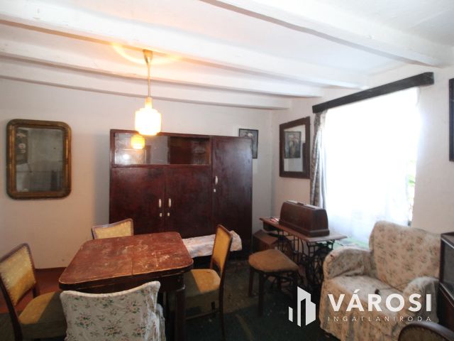 Kis ház a kórház mellett